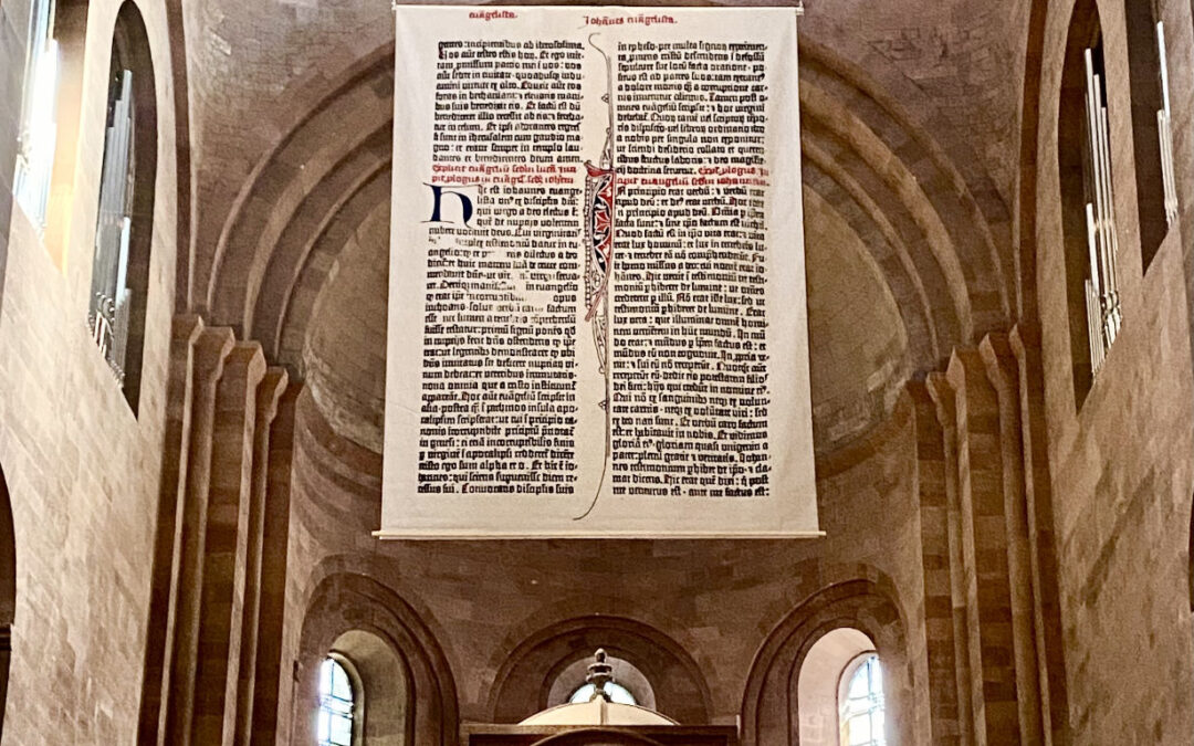Weltweit größte Bibelseite nun im Mainzer Dom