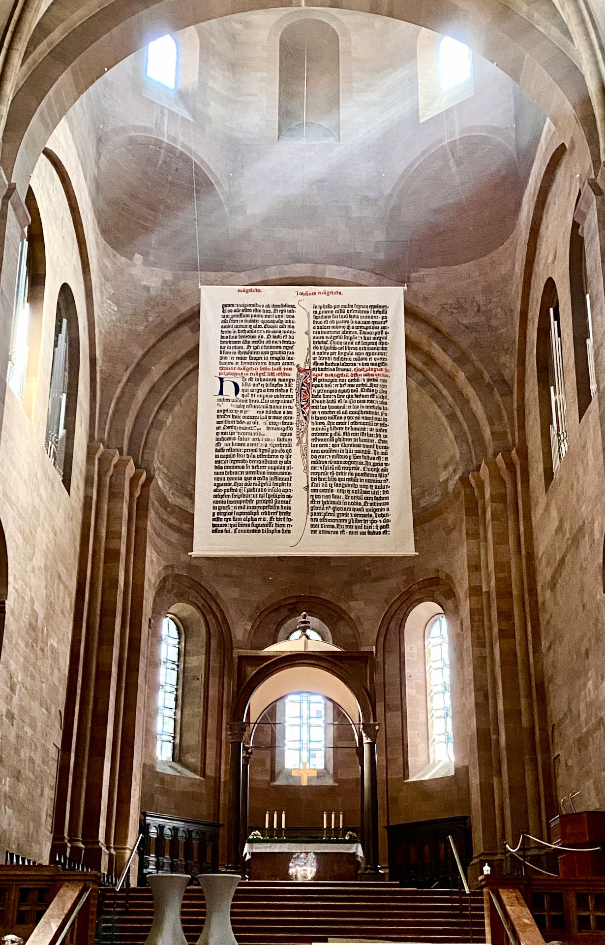 Weltweit größte Bibelseite nun im Mainzer Dom