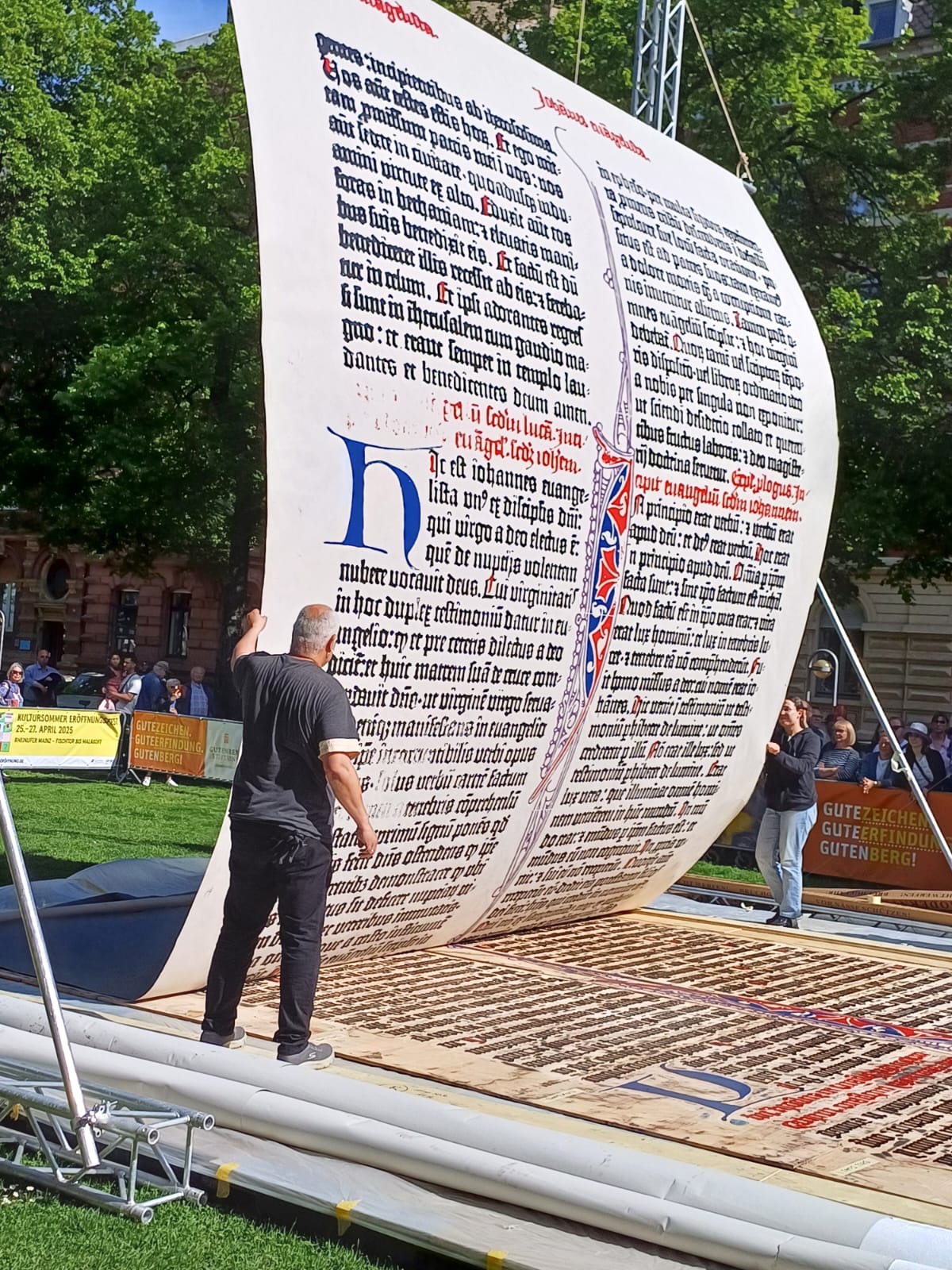 Weltweit größte Bibelseite gedruckt